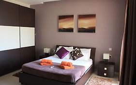 Sunny 2 Bedroom, 2 Bathrooms, Seaside Apt.